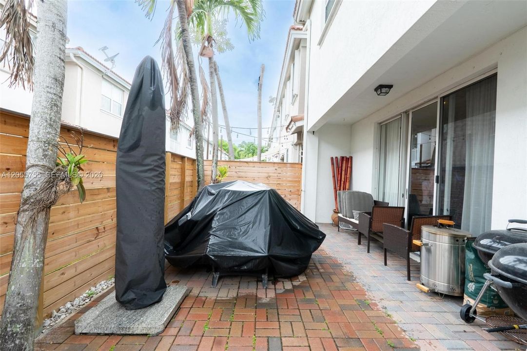 For Sale: $850,000 (5 beds, 4 baths, 2557 Square Feet)