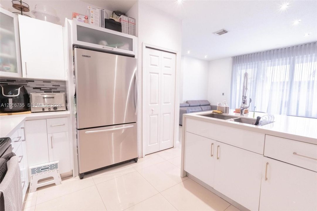 For Sale: $850,000 (5 beds, 4 baths, 2557 Square Feet)