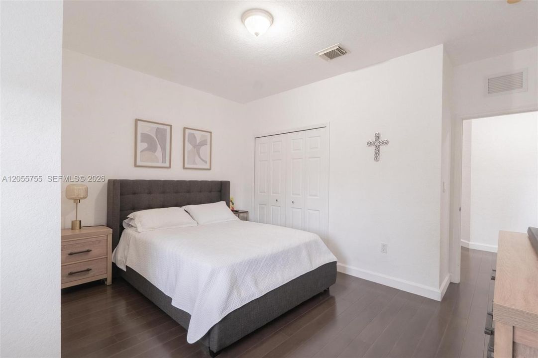 For Sale: $850,000 (5 beds, 4 baths, 2557 Square Feet)