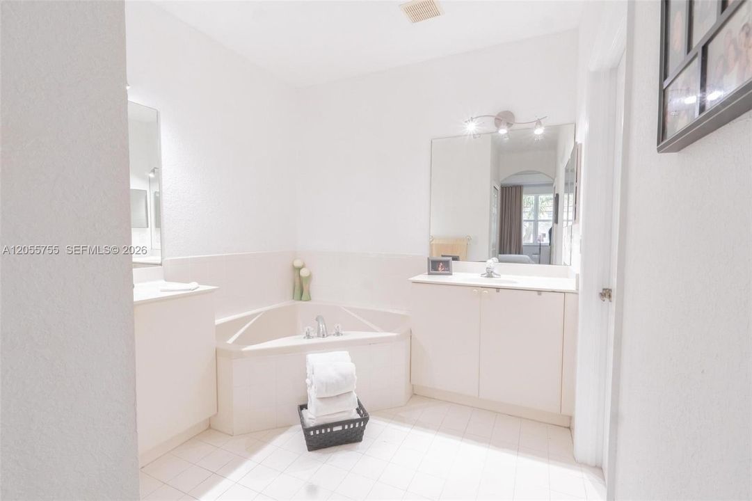 For Sale: $850,000 (5 beds, 4 baths, 2557 Square Feet)