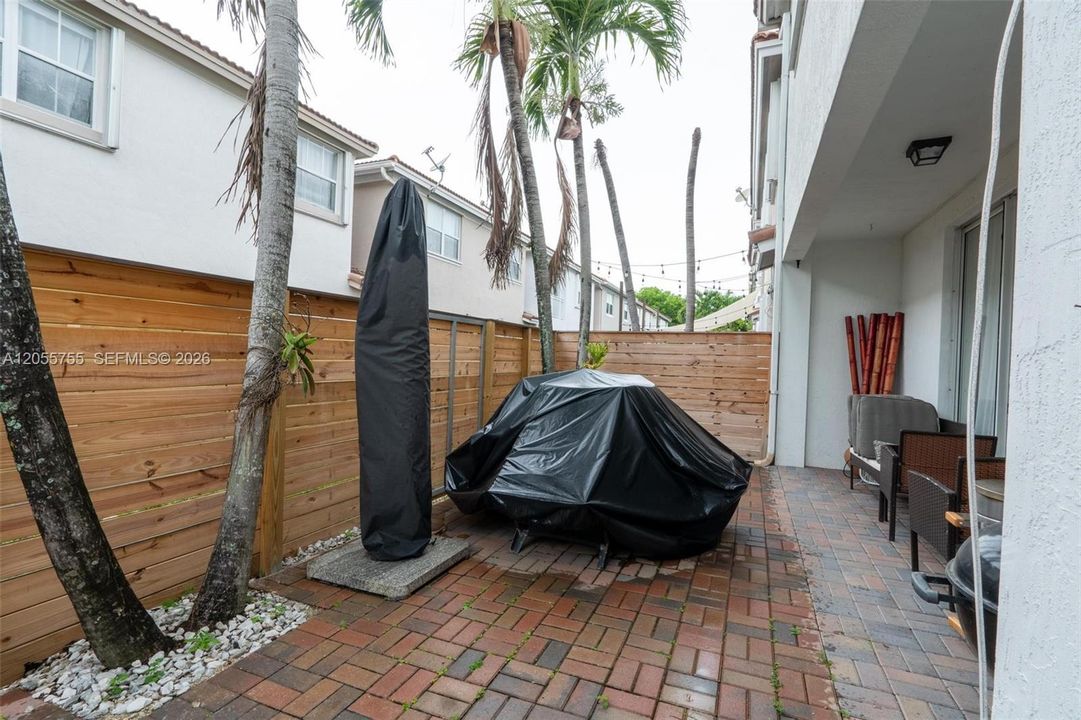 For Sale: $850,000 (5 beds, 4 baths, 2557 Square Feet)