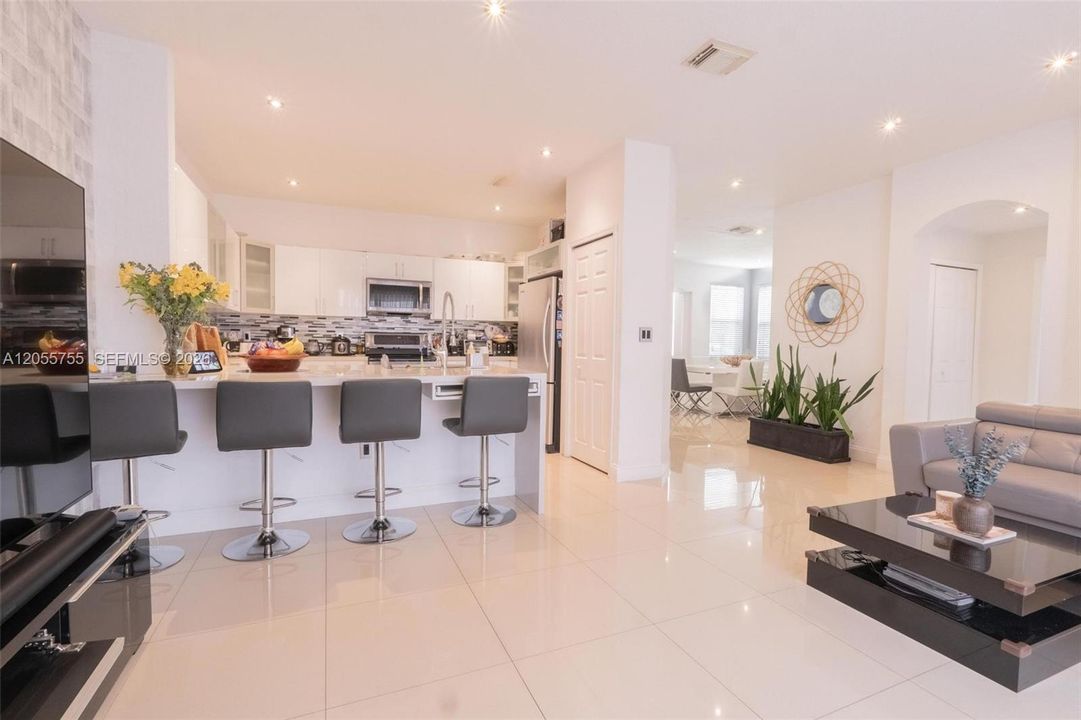 For Sale: $850,000 (5 beds, 4 baths, 2557 Square Feet)