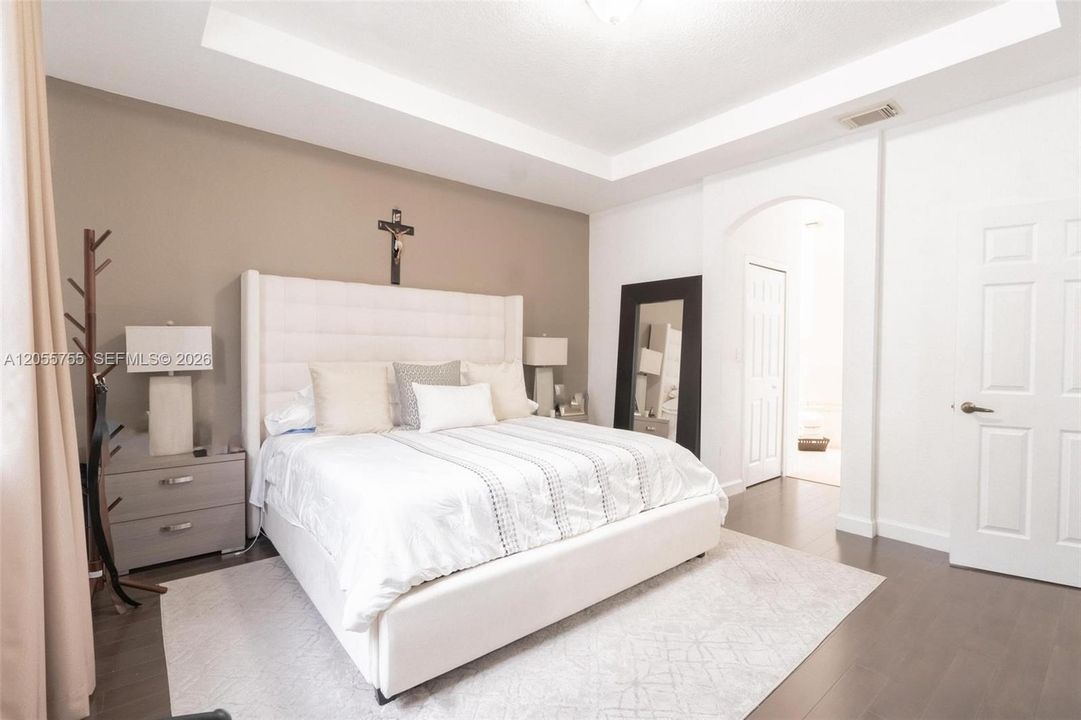 For Sale: $850,000 (5 beds, 4 baths, 2557 Square Feet)