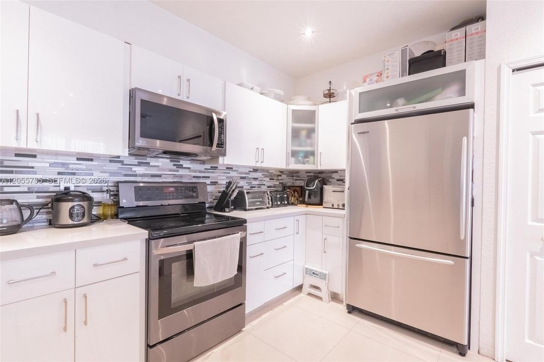 For Sale: $850,000 (5 beds, 4 baths, 2557 Square Feet)