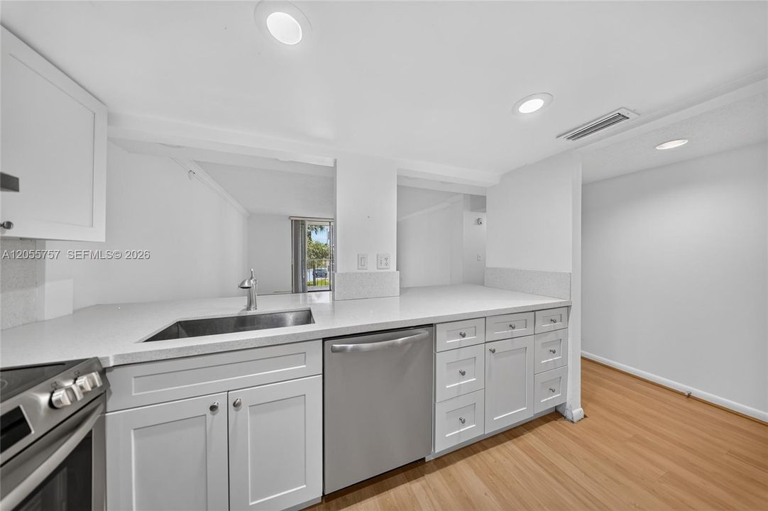 En Venta: $289,000 (2 camas, 2 baños, 965 Pies cuadrados)