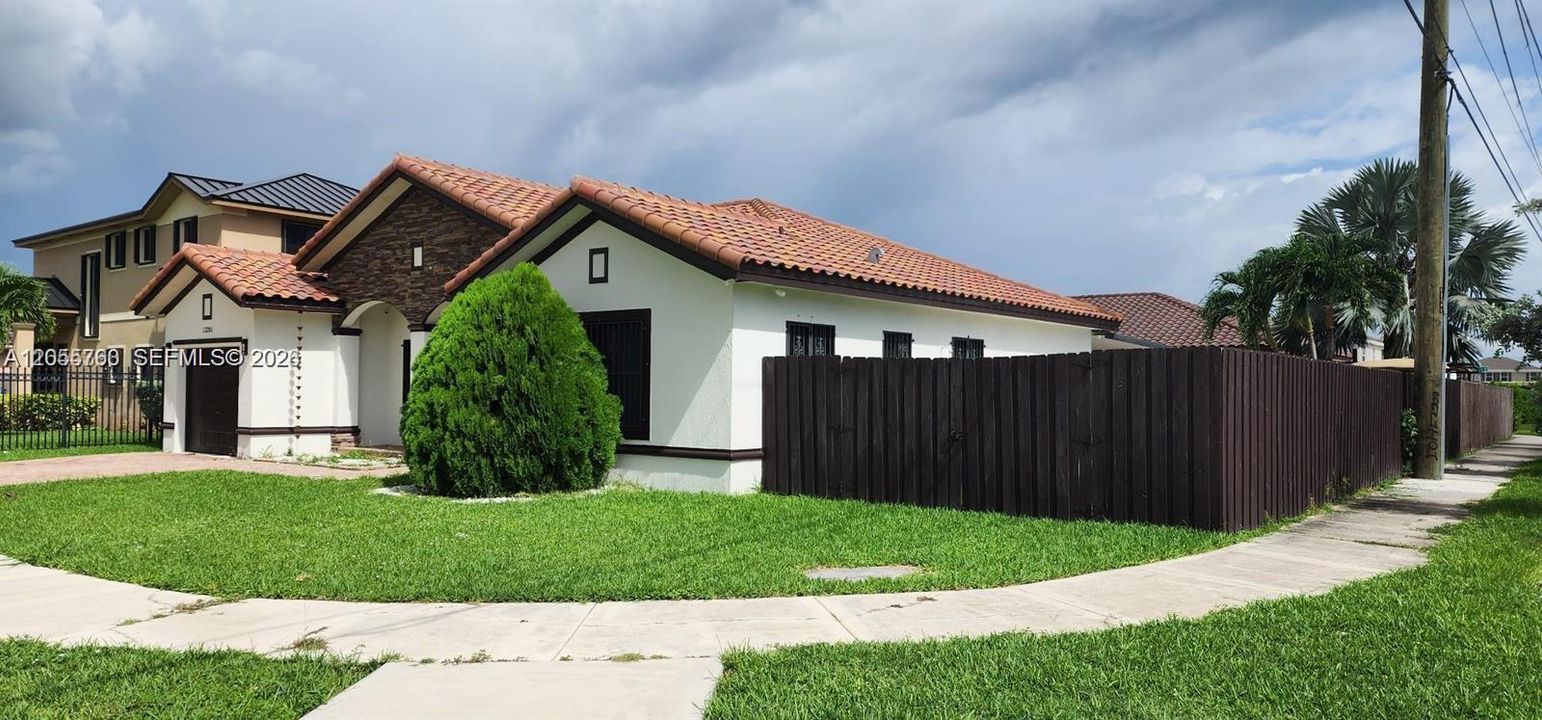 В аренду: $2,500 (2 спален, 2 ванн, 1632 Квадратных фут)
