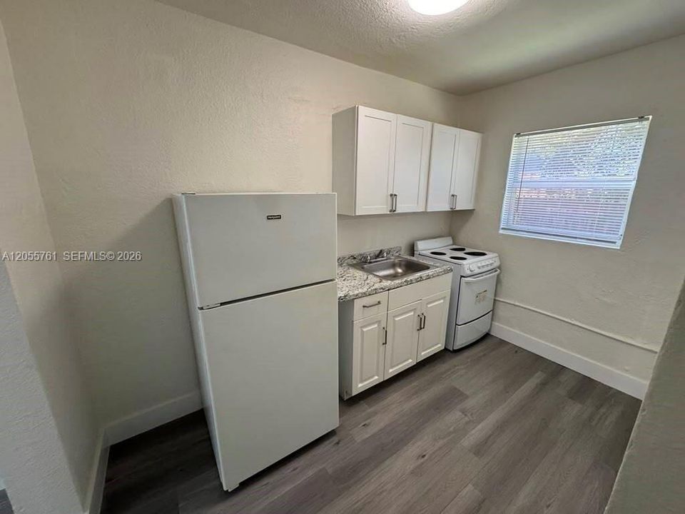 В аренду: $1,900 (2 спален, 1 ванн, 650 Квадратных фут)