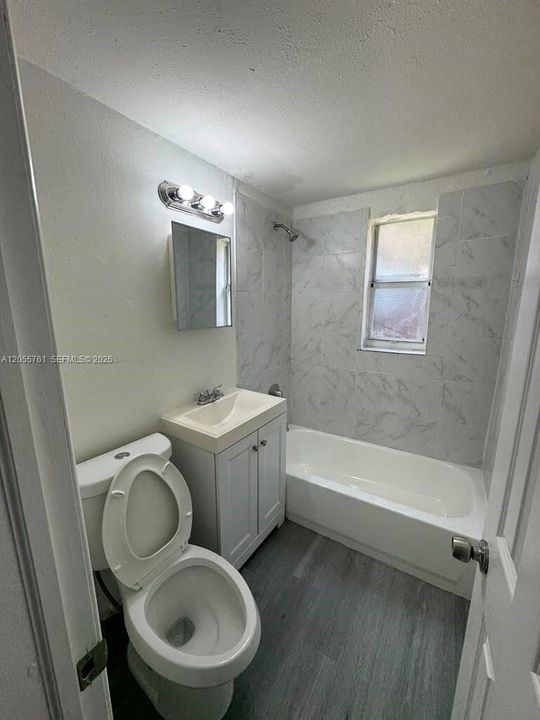 В аренду: $1,900 (2 спален, 1 ванн, 650 Квадратных фут)