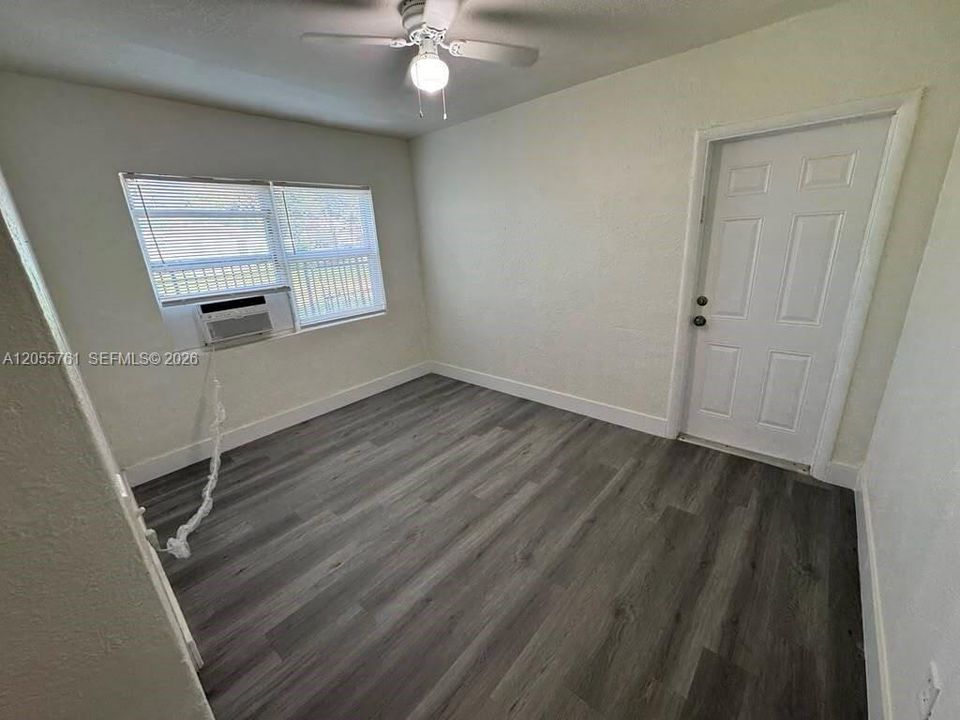 В аренду: $1,900 (2 спален, 1 ванн, 650 Квадратных фут)