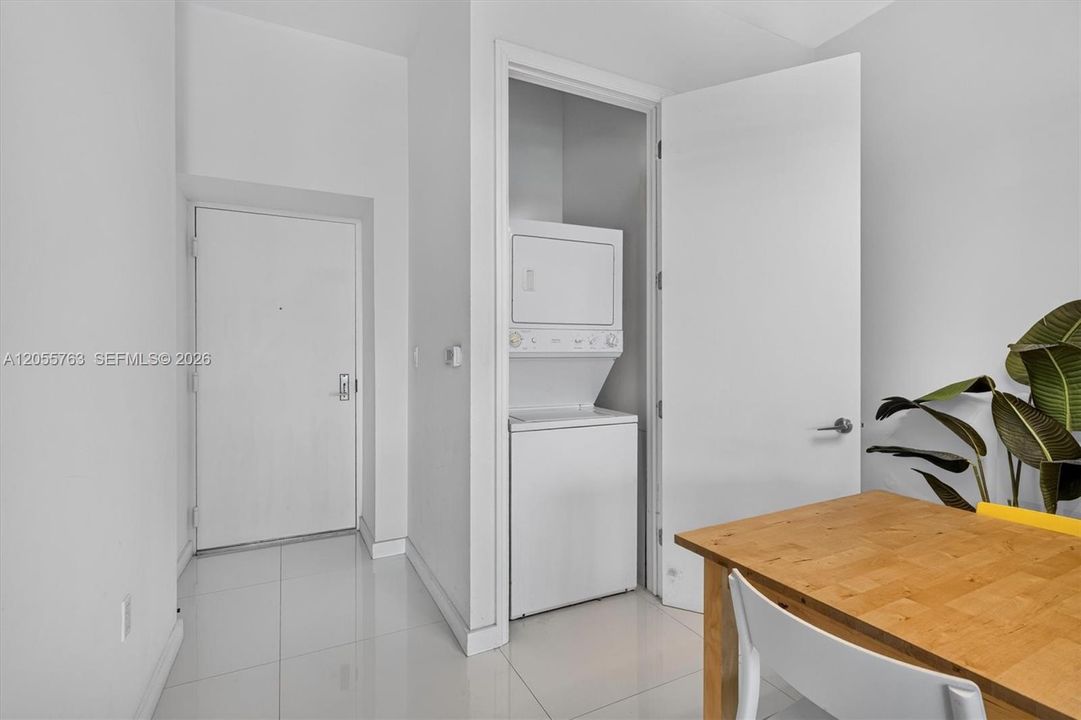 For Rent: $3,650 (1 beds, 1 baths, 806 Square Feet)