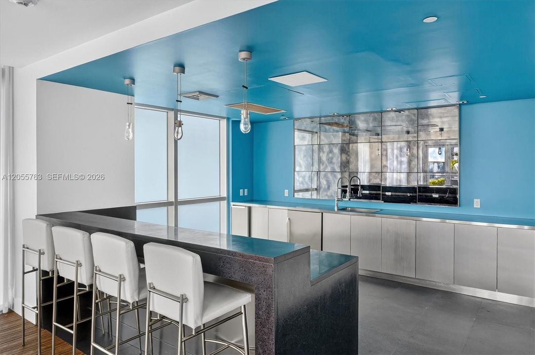 For Rent: $3,650 (1 beds, 1 baths, 806 Square Feet)