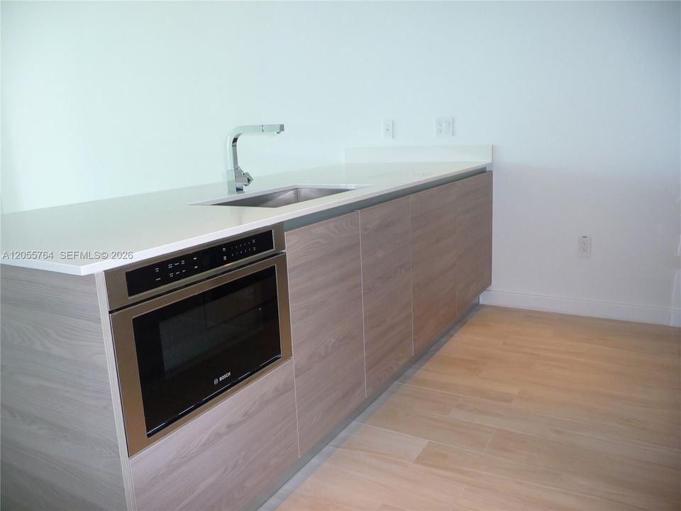 For Rent: $4,900 (1 beds, 2 baths, 880 Square Feet)