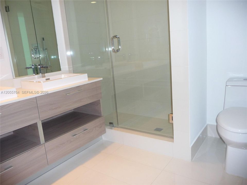 For Rent: $4,900 (1 beds, 2 baths, 880 Square Feet)