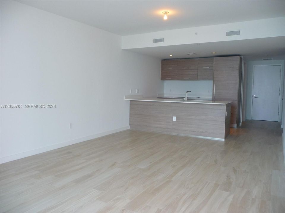 For Rent: $4,900 (1 beds, 2 baths, 880 Square Feet)