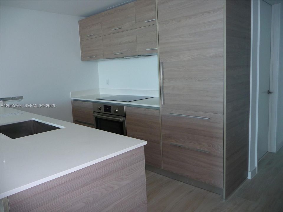 For Rent: $4,900 (1 beds, 2 baths, 880 Square Feet)
