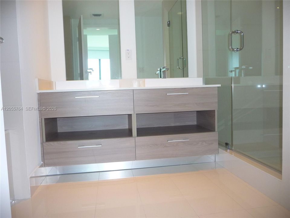For Rent: $4,900 (1 beds, 2 baths, 880 Square Feet)