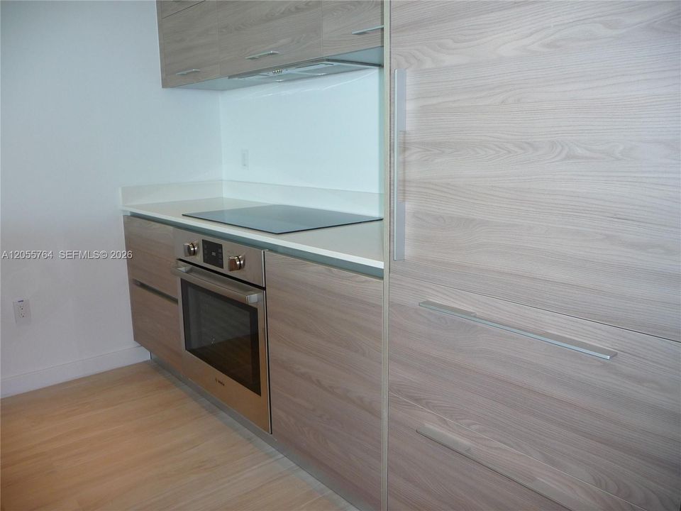 For Rent: $4,900 (1 beds, 2 baths, 880 Square Feet)