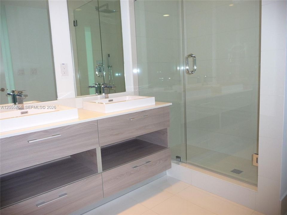 For Rent: $4,900 (1 beds, 2 baths, 880 Square Feet)