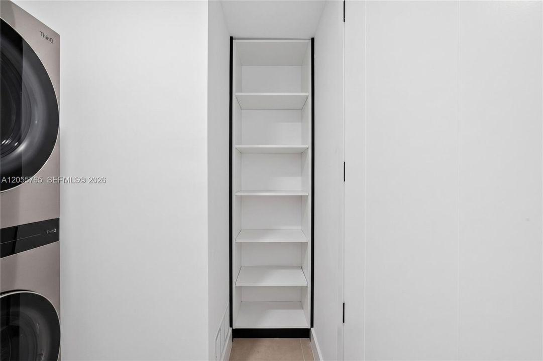Activo con contrato: $1,389,900 (4 camas, 3 baños, 2148 Pies cuadrados)