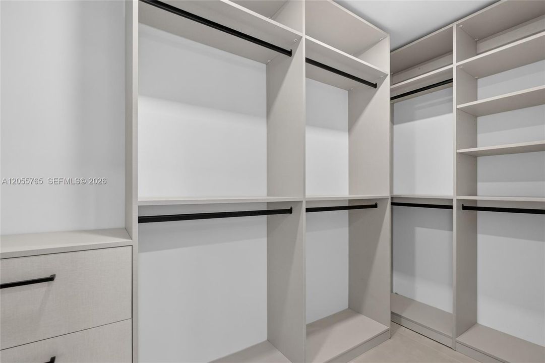 Activo con contrato: $1,389,900 (4 camas, 3 baños, 2148 Pies cuadrados)