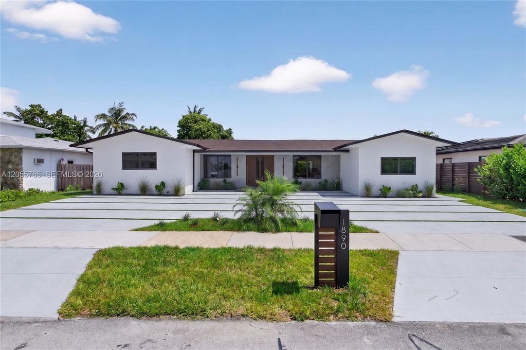 Activo con contrato: $1,389,900 (4 camas, 3 baños, 2148 Pies cuadrados)