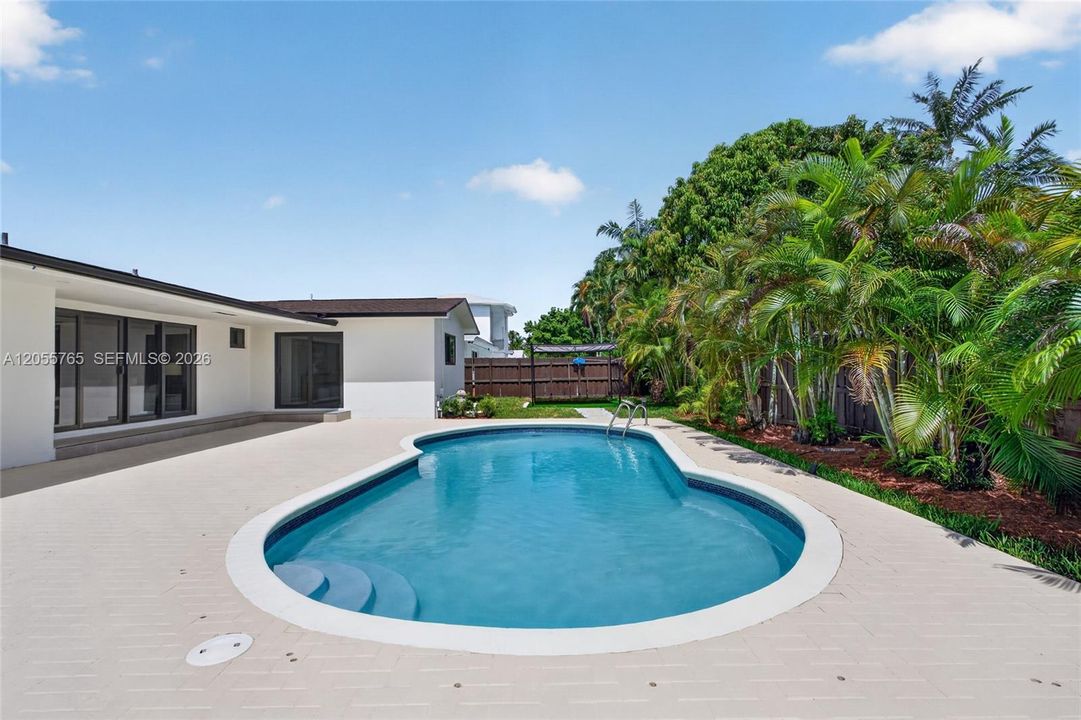 Activo con contrato: $1,389,900 (4 camas, 3 baños, 2148 Pies cuadrados)