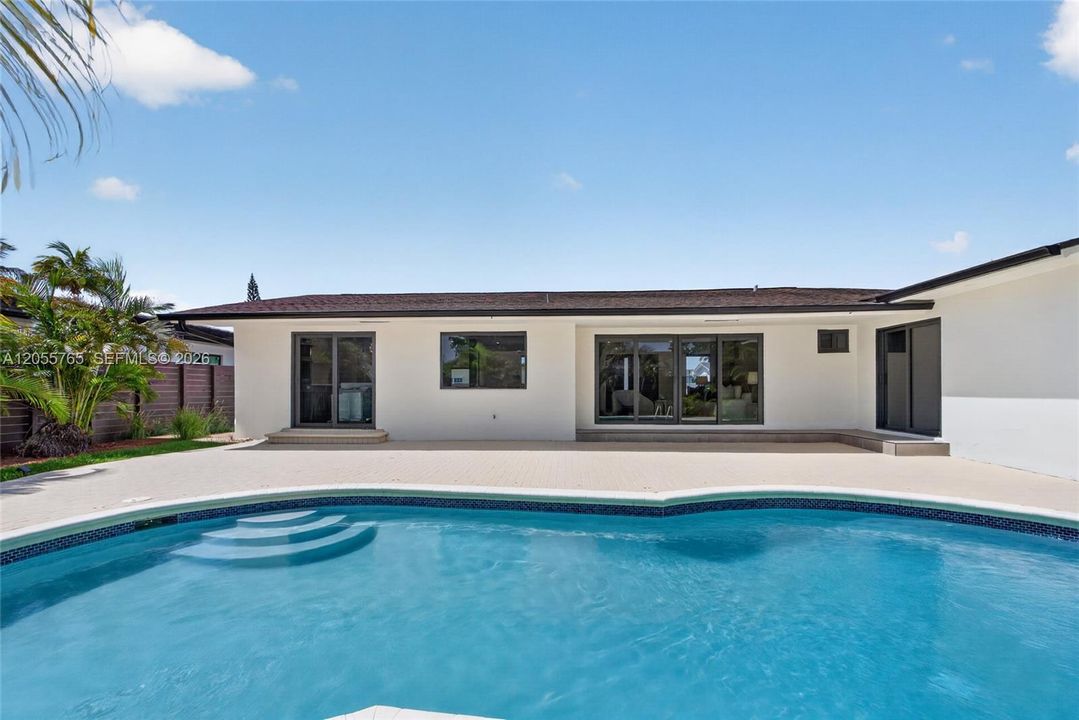 Activo con contrato: $1,389,900 (4 camas, 3 baños, 2148 Pies cuadrados)