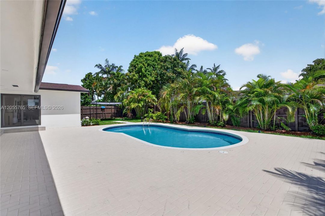 Activo con contrato: $1,389,900 (4 camas, 3 baños, 2148 Pies cuadrados)