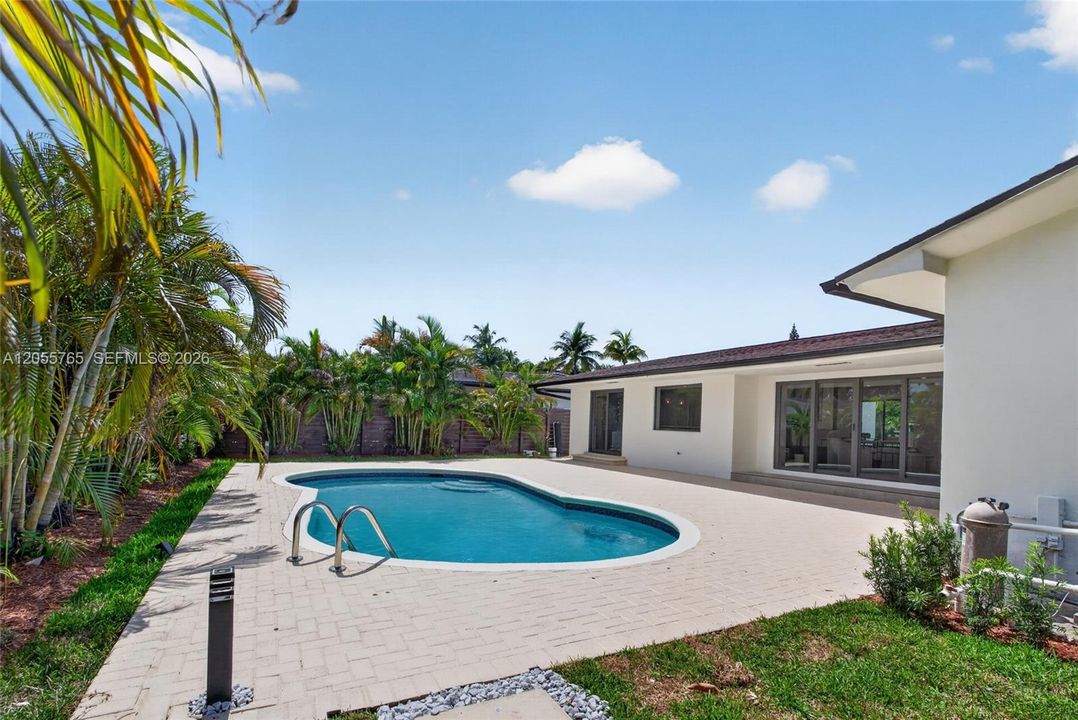 Activo con contrato: $1,389,900 (4 camas, 3 baños, 2148 Pies cuadrados)