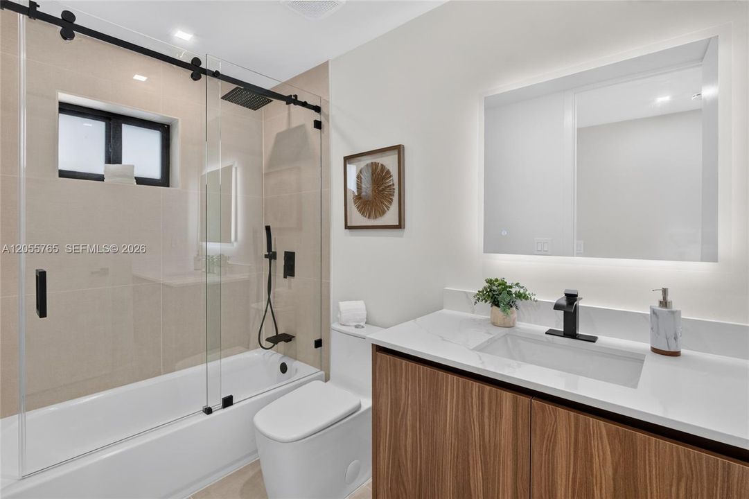 Activo con contrato: $1,389,900 (4 camas, 3 baños, 2148 Pies cuadrados)