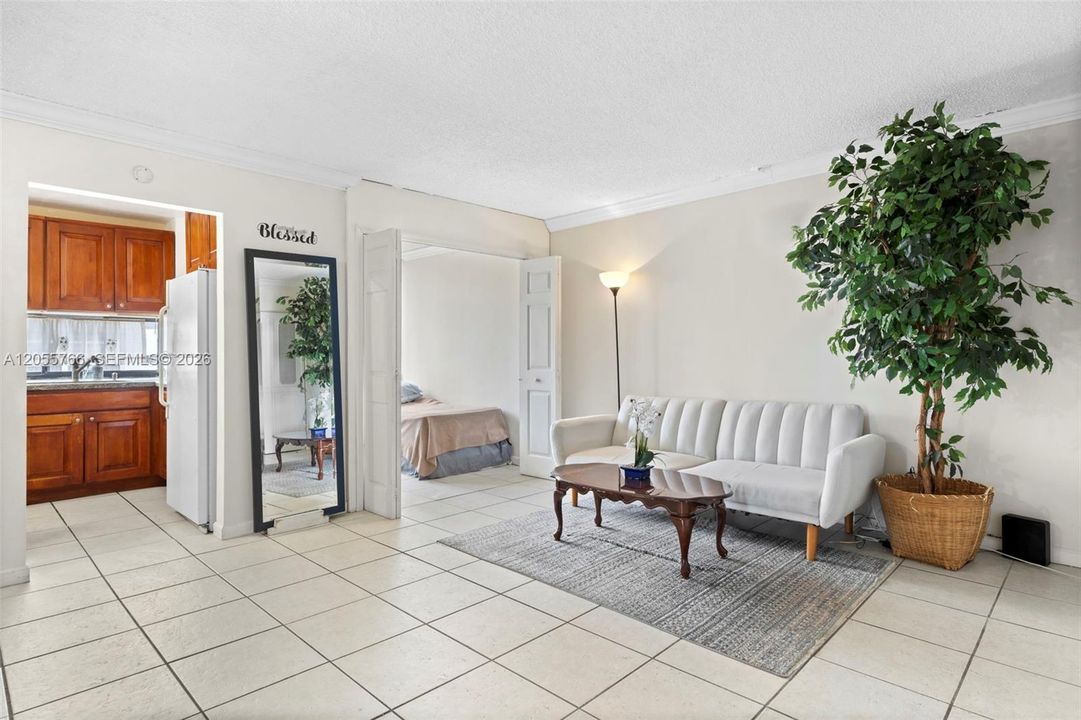 For Rent: $2,400 (3 beds, 2 baths, 894 Square Feet)