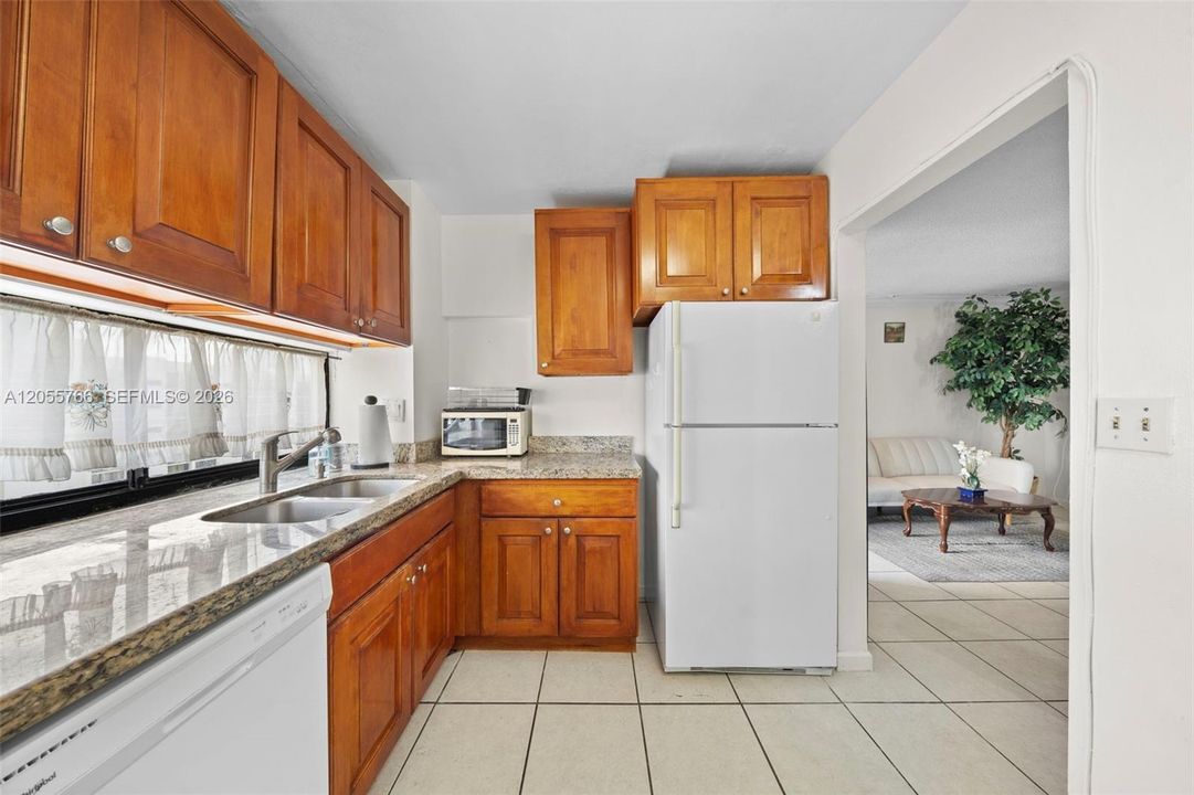 For Rent: $2,400 (3 beds, 2 baths, 894 Square Feet)
