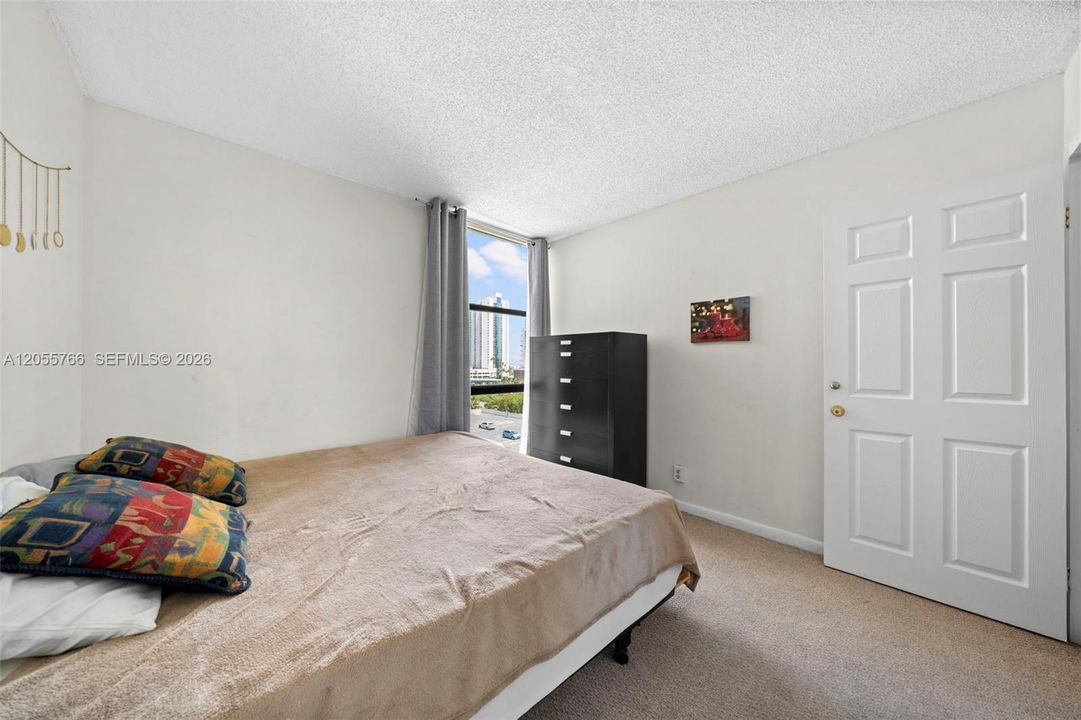 For Rent: $2,400 (3 beds, 2 baths, 894 Square Feet)