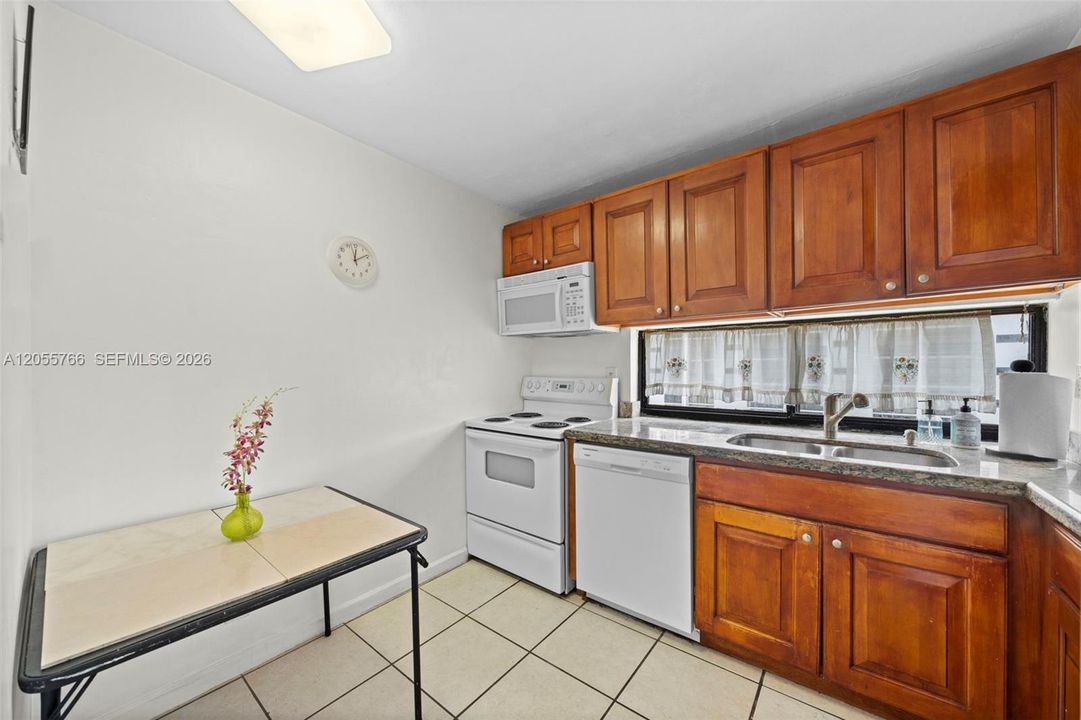For Rent: $2,400 (3 beds, 2 baths, 894 Square Feet)