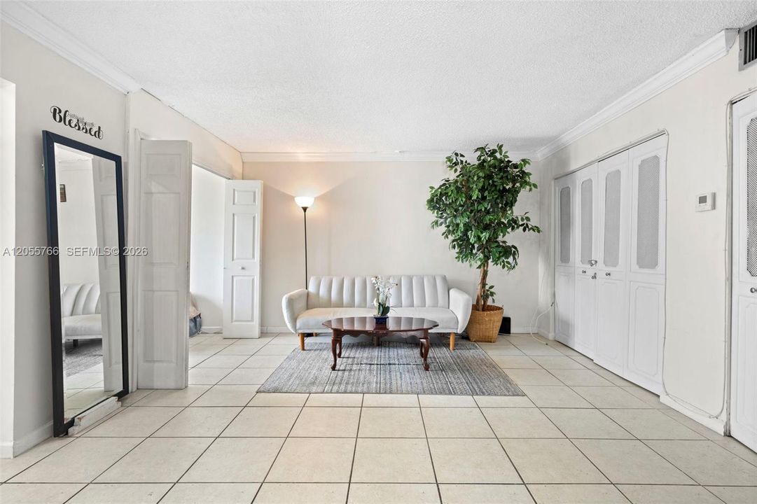 For Rent: $2,400 (3 beds, 2 baths, 894 Square Feet)