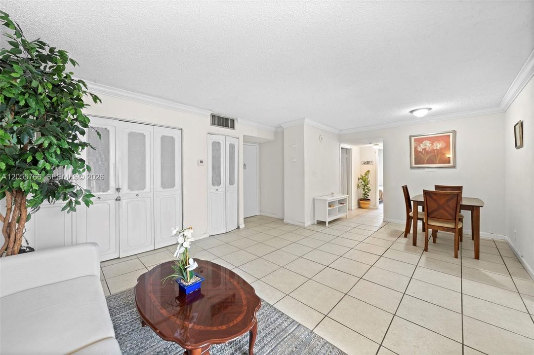 For Rent: $2,400 (3 beds, 2 baths, 894 Square Feet)