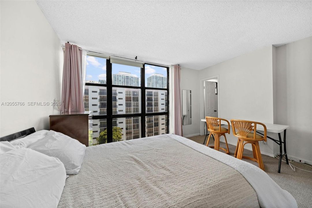For Rent: $2,400 (3 beds, 2 baths, 894 Square Feet)