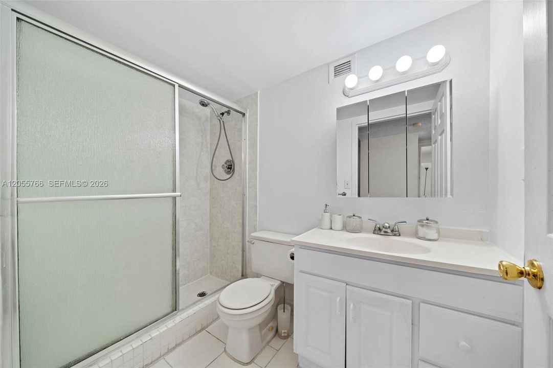 For Rent: $2,400 (3 beds, 2 baths, 894 Square Feet)