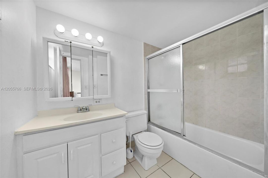 For Rent: $2,400 (3 beds, 2 baths, 894 Square Feet)