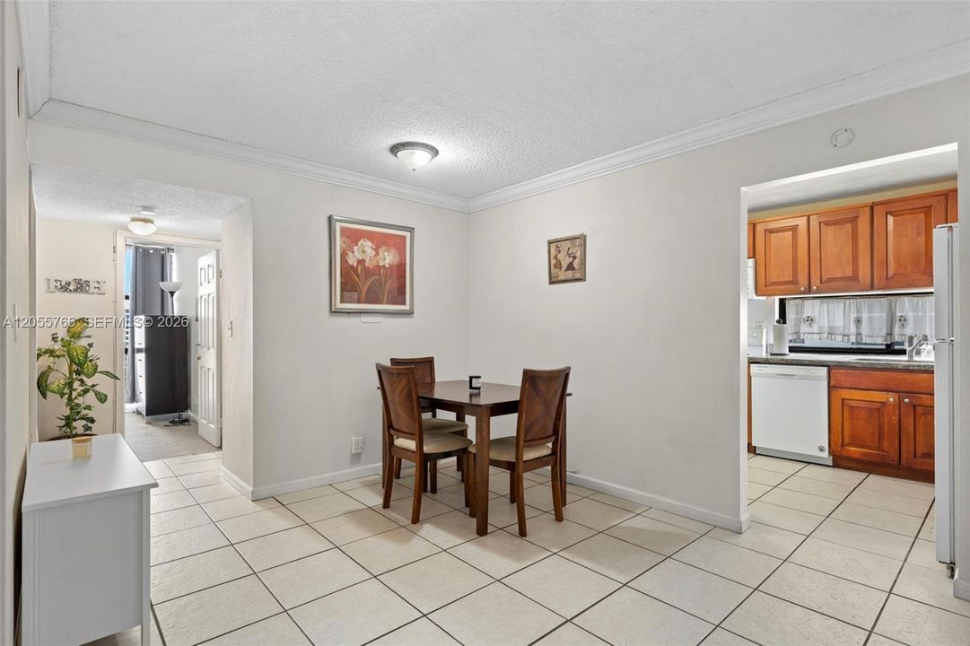 For Rent: $2,400 (3 beds, 2 baths, 894 Square Feet)