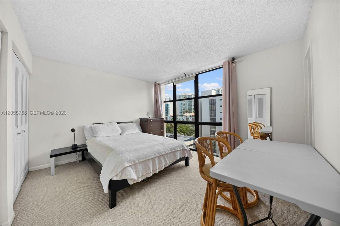 For Rent: $2,400 (3 beds, 2 baths, 894 Square Feet)