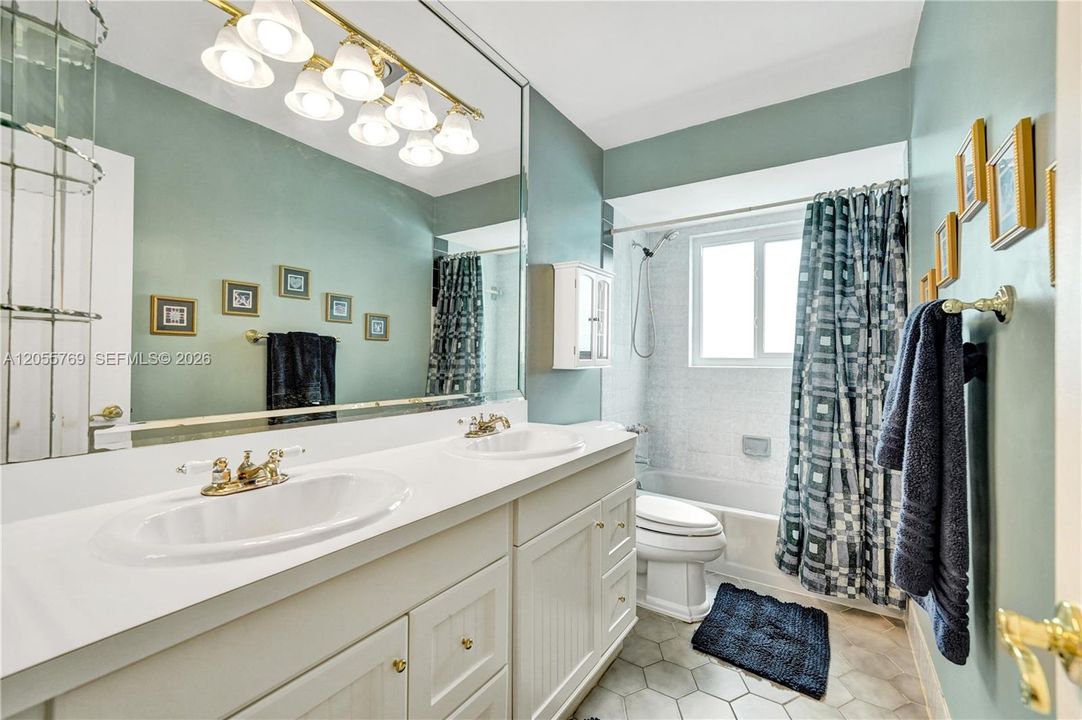 Под контрактом: $755,000 (3 спален, 2 ванн, 1905 Квадратных фут)