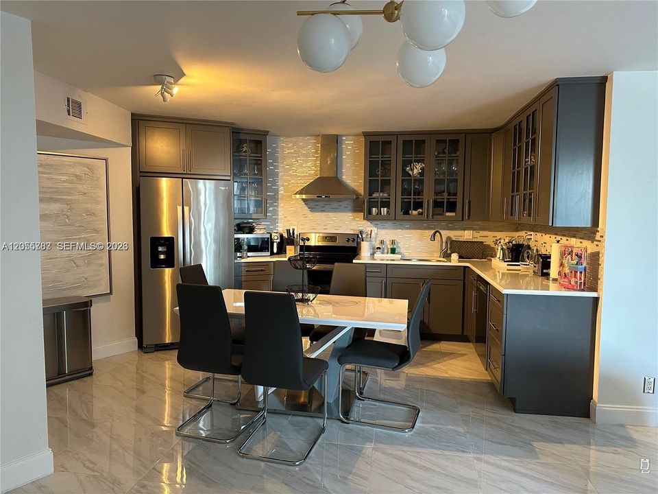 For Rent: $2,200 (1 beds, 1 baths, 875 Square Feet)