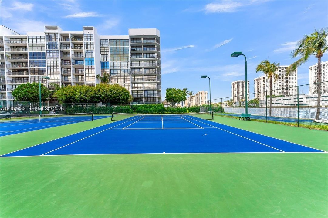 For Rent: $2,200 (1 beds, 1 baths, 875 Square Feet)