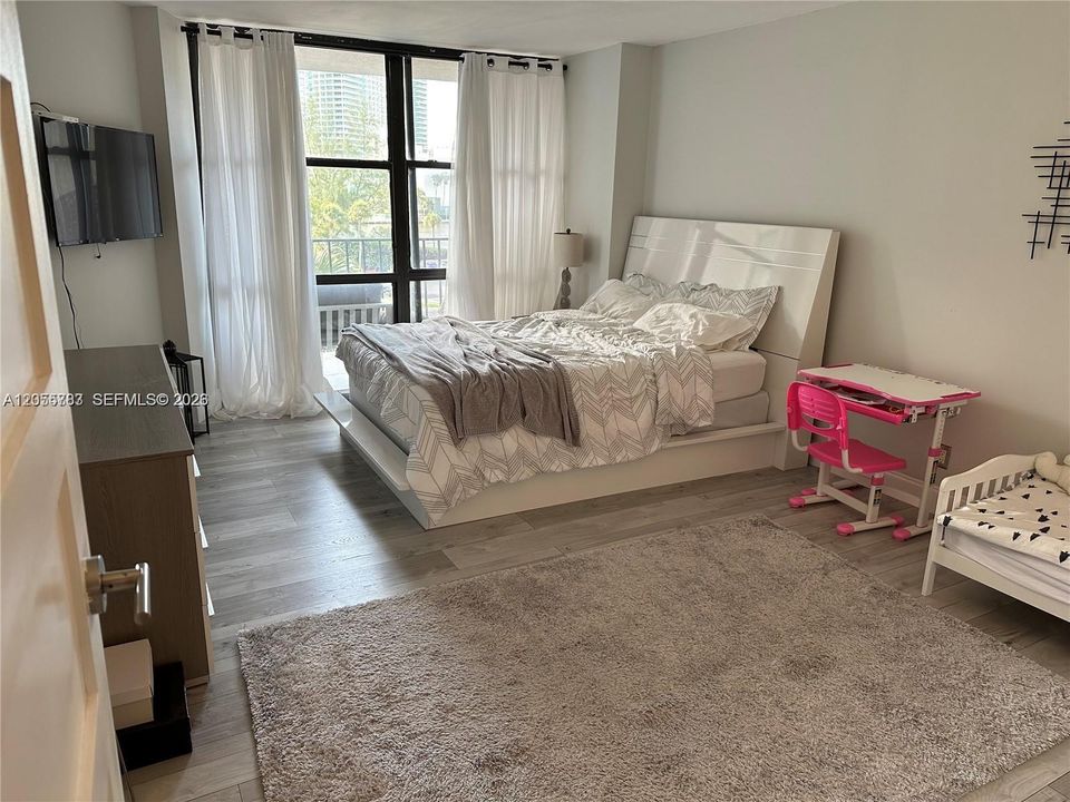 For Rent: $2,200 (1 beds, 1 baths, 875 Square Feet)