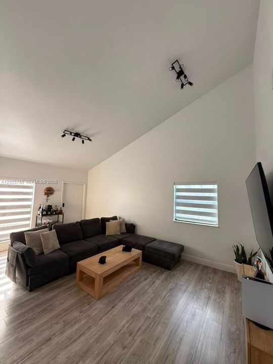В аренду: $2,750 (2 спален, 2 ванн, 817 Квадратных фут)
