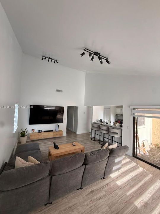 В аренду: $2,750 (2 спален, 2 ванн, 817 Квадратных фут)