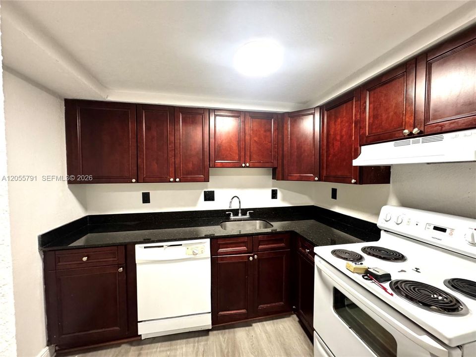В аренду: $2,050 (2 спален, 1 ванн, 850 Квадратных фут)