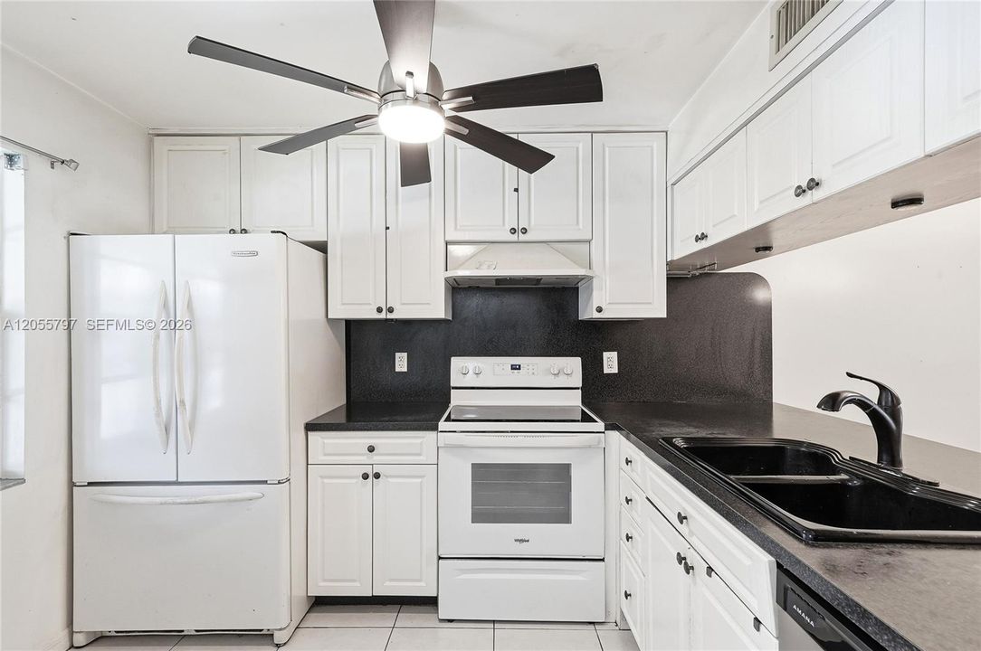 For Sale: $122,000 (2 beds, 2 baths, 962 Square Feet)