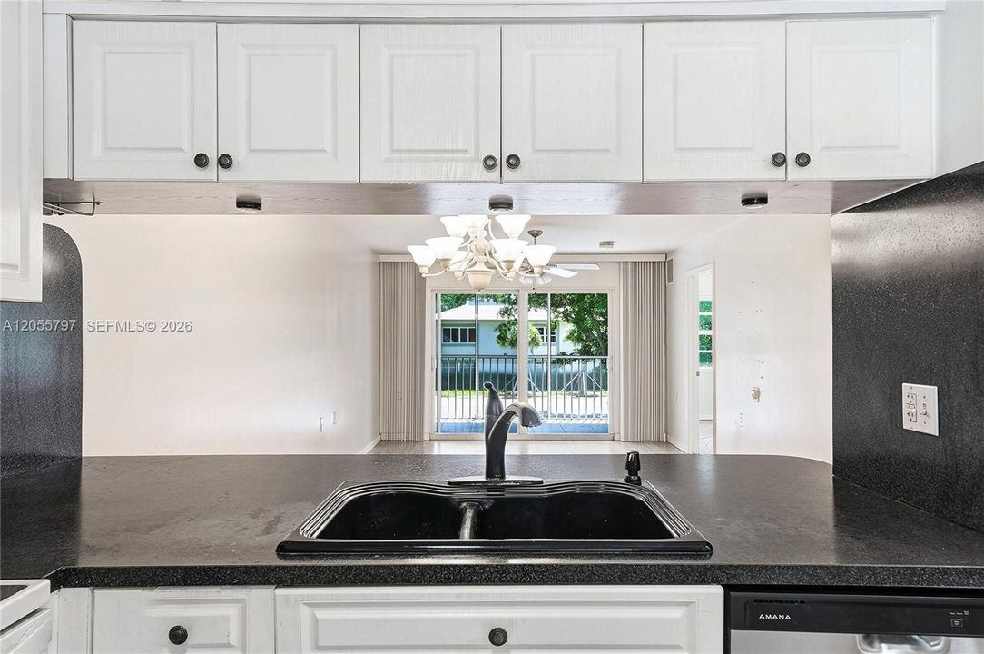For Sale: $122,000 (2 beds, 2 baths, 962 Square Feet)